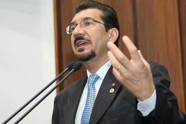 Imagem: Norma exige professora auxiliar capacitada para acompanhar aluna com Síndrome de Down