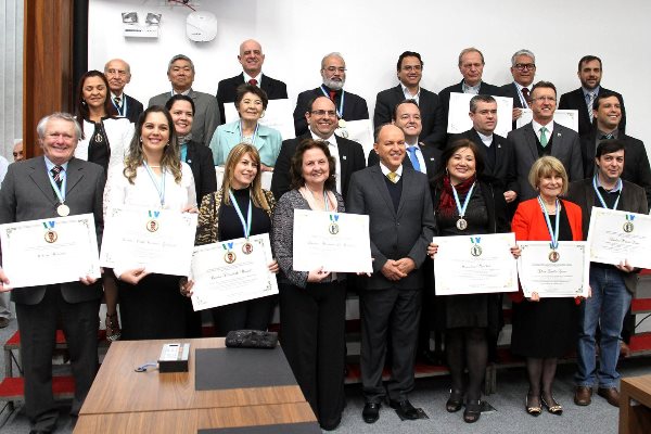 Imagem: Personalidades acadêmicas foram homenageadas pelo deputado Junior Mochi