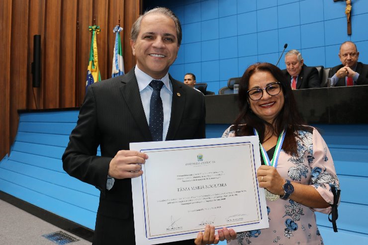 Imagem: Coronel David durante homenagem com a assistente social Tânia Maria Nogueira
