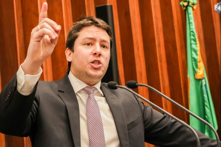 Imagem: Além de aprovar mais um PL, que institui a criação de um cadastro único para as pessoas com deficiência, o parlamentar comemora a retirada de pauta de projeto que limita o uso da tribuna 