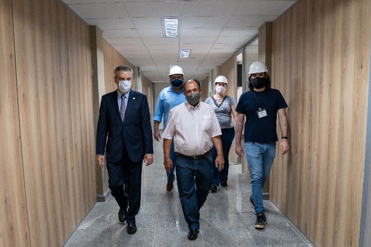 Imagem: Deputados Paulo Corrêa e Zé Teixeira durante visita às obras na Assembleia Legislativa 
