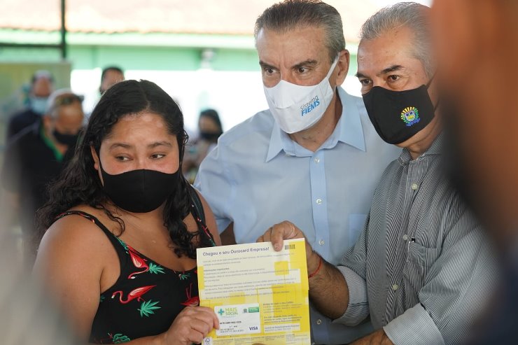 Imagem: Daiane Franco Carvalho recebeu o benefício das mãos do presidente da Casa de Leis