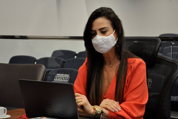 Imagem: Mara Caseiro apresentou projeto que disciplina a comercialização de produtos odontológicos profissionais