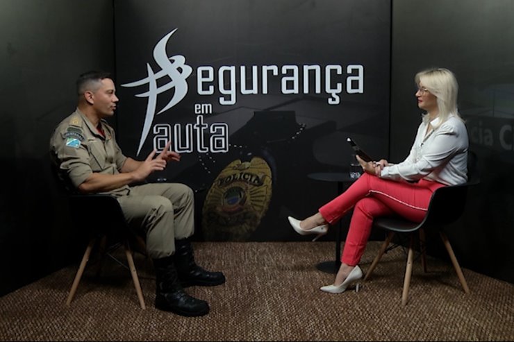 Imagem: Tenente-coronel Waldemir Moreira Junior durante entrevista com a investigadora Lucilene Souza no programa Segurança em Pauta