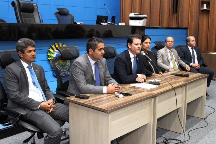 Imagem: Membros da Frente Parlamentar do Idoso, coordenada por Renato Câmara, na posse em 2019