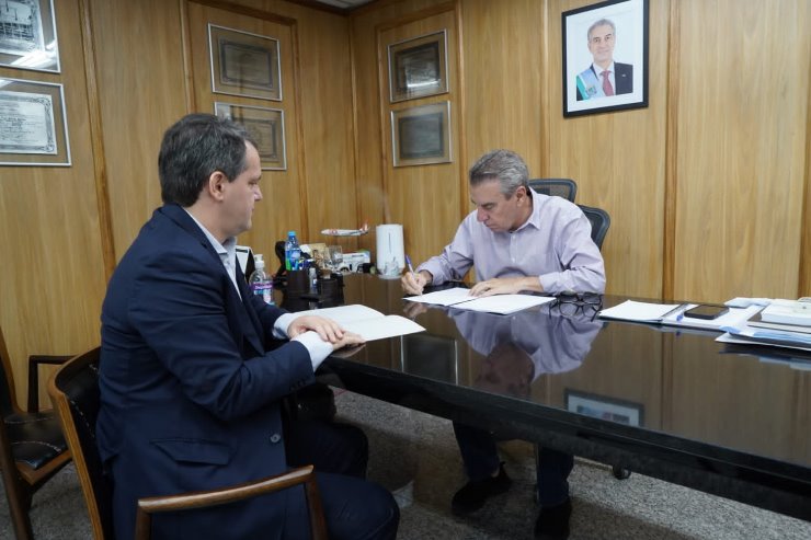 Imagem: O presidente da ALEMS, deputado Paulo Corrêa, recebeu projeto de lei que visa paridade na criação de cargos