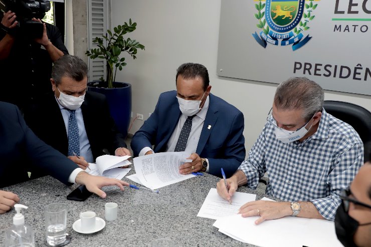 Imagem: Presidente da Câmara, vereador Carlão, e presidente da ALEMS, deputado Paulo Corrêa, assinaram novo termo de cooperação
