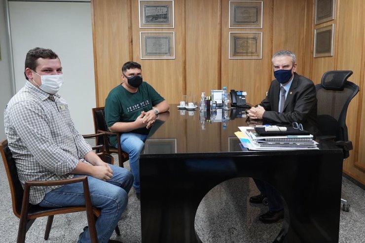 Imagem: O assessor parlamentar Luis Otávio Palmieri e o vereador Johnys Basso em agenda no gabinete