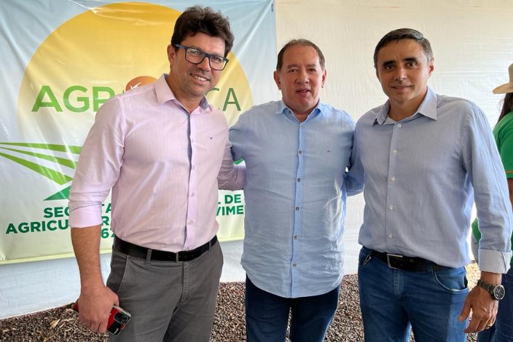 Imagem: Gerson comemora obra ao lado do prefeito Delegado Cléverson e vice