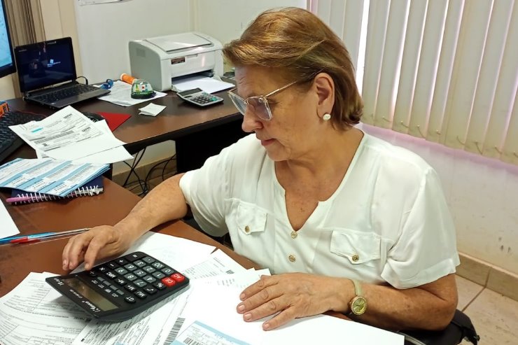 Imagem: Aos 69 anos, a professora Aparecida Celeste está se reinventando como assistente administrativa   