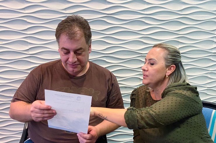 Imagem: Deputado Neno Razuk e Vereadora Liandra, entrega do Ofício.