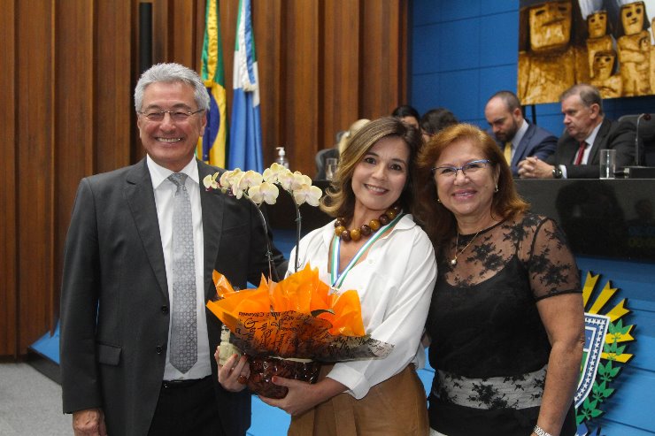 Imagem: O parlamentar entregou a Medalha Conceição dos Bugres para Geisa acompanhado da ex-deputada Dione Hashioka