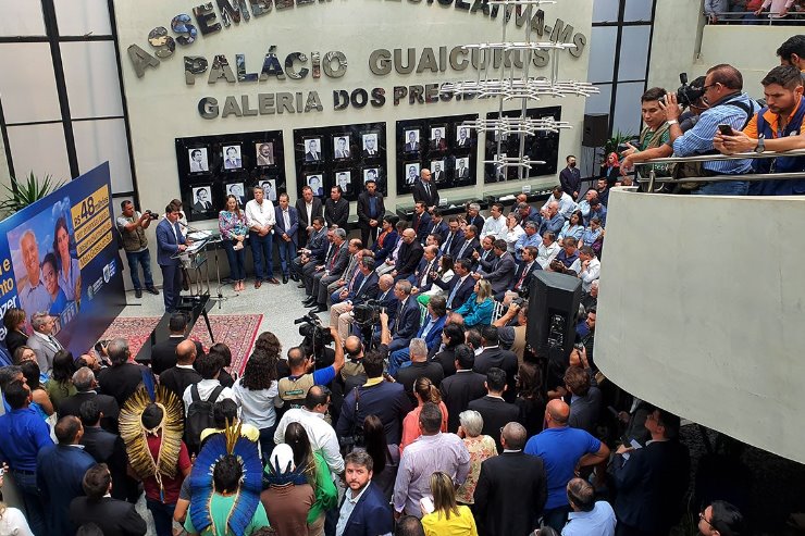 Imagem: O Ato de Assinatura de emendas parlamentares aconteceu no saguão em frente a galeria dos presidentes