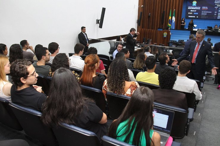 Imagem: Deputado Paulo Corrêa recebeu falou sobre os trabalhos legislativos aos estudantes
