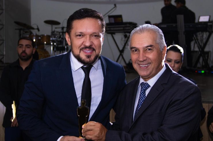Imagem: Lucas de Lima recebeu das mãos do ex-governador Reinaldo Azambuja a honraria como Político Destaque