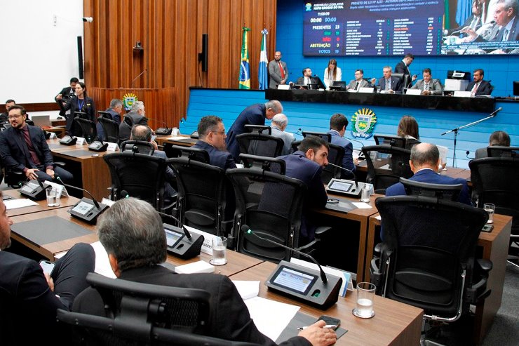 Imagem: As matérias do Executivo são lidas em plenário, durante a sessão ordinária da Assembleia Legislativa