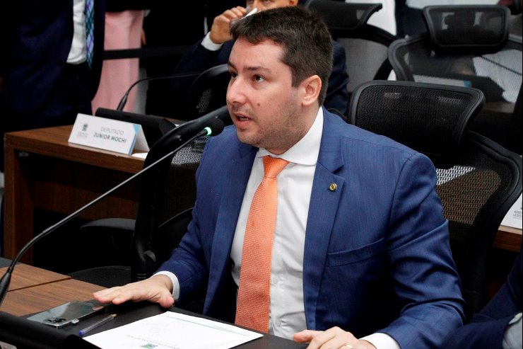Imagem: Deputado João Henrique em sessão plenária; parlamentar protocolou duas propostas nesta quinta-feira