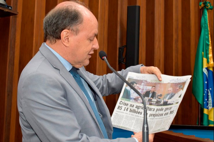 Imagem: Deputado traz manchete de jornal sul-mato-grossense contendo afirmação sobre os prejuízos da crise na agricultura