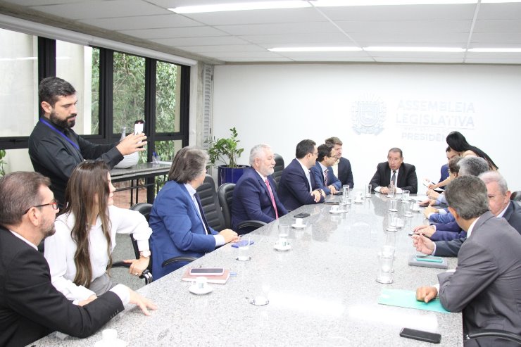 Imagem: Os deputados receberam do governo o Projeto de Lei para criação do benefício de assistência médico-social, no valor de R$ 300,00