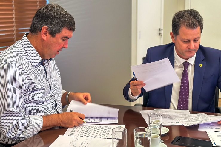 Imagem: Deputado Renato Câmara (à dir.) entregou vários projetos ao governador Eduardo Riedel, em apoio e incentivo aos produtores de leite de MS