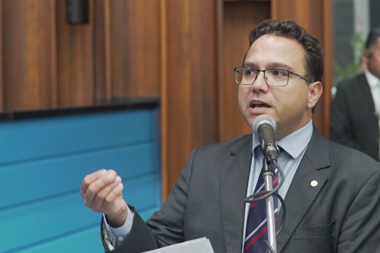 Imagem: Deputado Pedrossian Neto em discurso na tribuna.