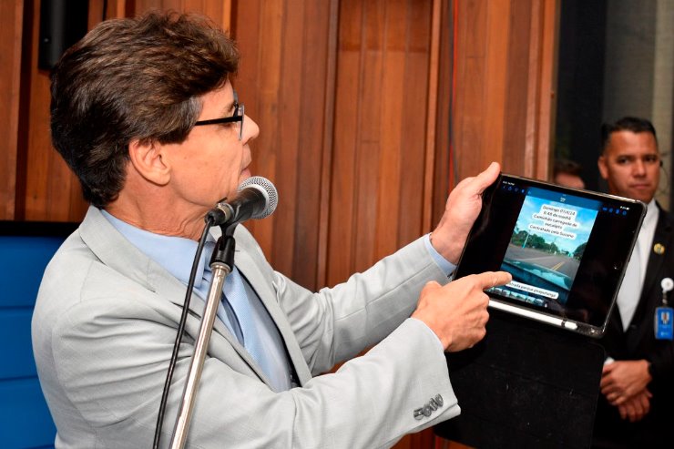 Imagem: Deputado Paulo Duarte mostra imagens do tráfego pesado de tritrens na Estrada Parque de Piraputanga.