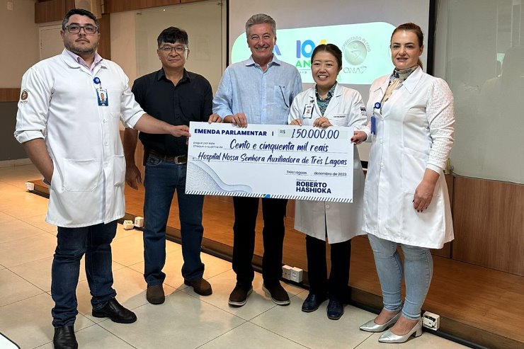 Imagem: No Hospital Auxiliadora, o parlamentar entregou um cheque no valor de R$ 150 mil de emenda que foi destinado à compra de uma cama hospitalar elétrica para obesos