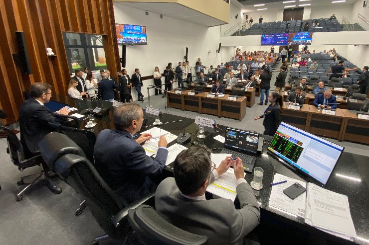 Imagem: Durante a sessão plenária, são analisadas pelos parlamentares as matérias que tramitam na Assembleia Legislativa