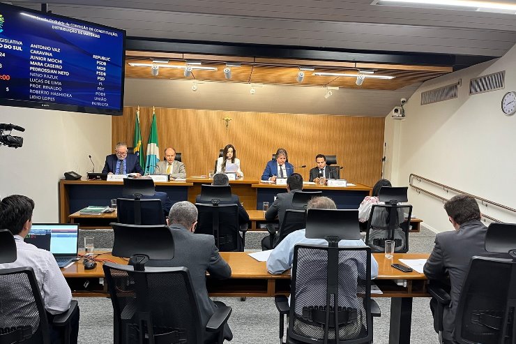 Imagem: Reunião da CCJR acontece no Plenarinho Deputado Nelito Câmara, às quartas-feiras, a partir das 8h