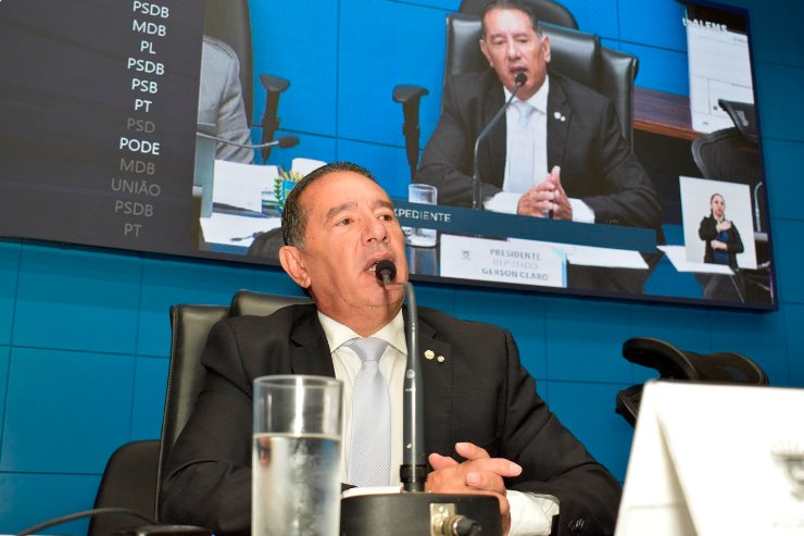 Imagem: Gerson Claro conduz a Mesa Diretora, autora do Projeto de Decreto Legislativo em tramitação