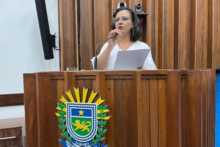 Imagem: Na tribuna, a deputada Gleice Jane apresentou projeto e fez uma moção de apoio ao grupo teatral UBUTrans