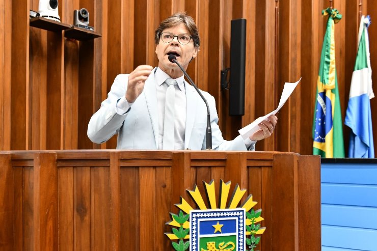 Imagem: Empresas clandestinas ocupam irregularmente estruturas de postes de luz e levam perigo à população.