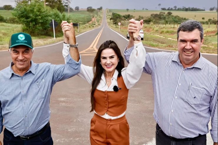 Imagem: Com o governador Eduardo Riedel e o ex-governador Reinaldo Azambuja na inauguração do trecho da MS-295, em Eldorado