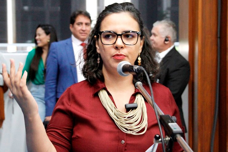 Imagem: Deputada Gleice Jane discursa durante sessão plenária na ALEMS; parlamentar é a autora do projeto