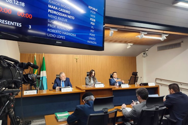 Imagem: Os deputados integrantes da CCJR se reúnem no Plenarinho Nelito Câmara