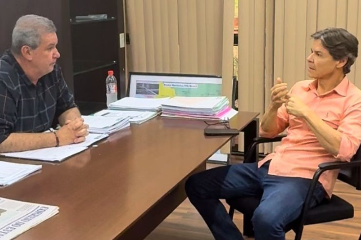 Imagem: Chefe da Casa Civil, secretário Eduardo Rocha, e o deputado estadual Paulo Duarte conversam sobre os incêndios na região pantaneira.