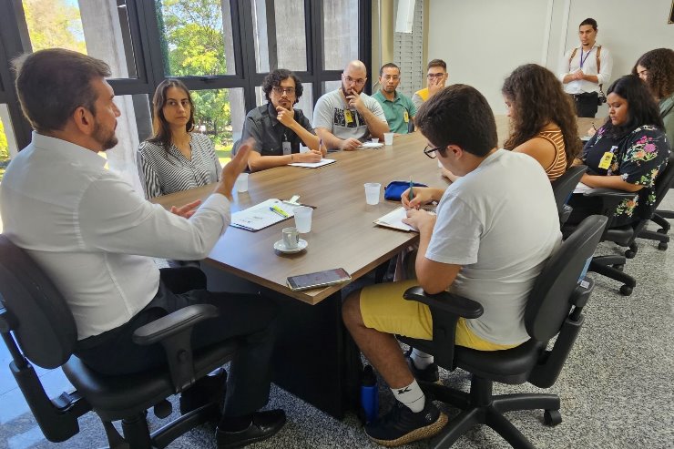 Imagem: Deputado Pedro Kemp, 2º Secretário da ALEMS, durante reunião com acadêmicos de Ciências Biologicas na tarde desta quinta-feira