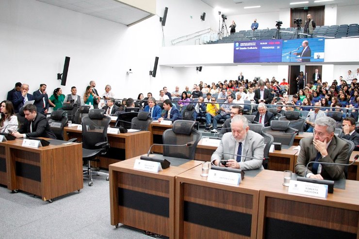 Imagem: Deputados estaduais analisam e votam os projetos durante a sessão plenária da Assembleia Legislativa 