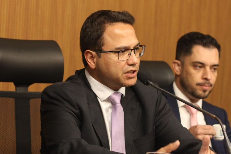 Imagem: Deputado durante reunião sobre Estádio Morenão, no dia 11 de junho