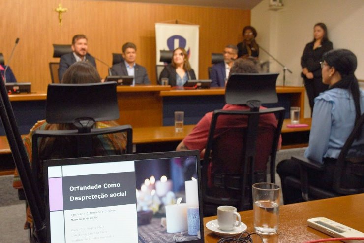 Imagem: Psicólogos, assistentes sociais, pesquisadores, organizações da sociedade civil e autoridades do Poder Público discutem a situação de orfandade