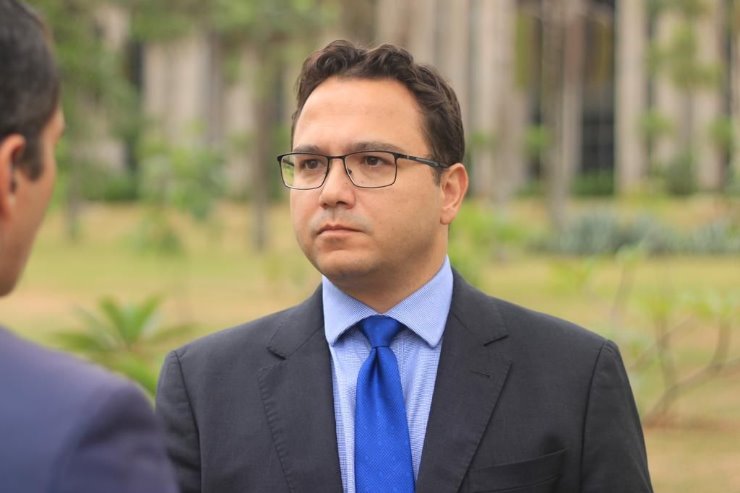 Imagem: Deputado Pedrossian Neto durante entrevista à TV Morena