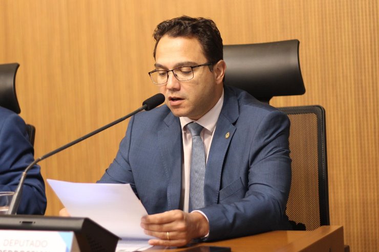 Imagem: Deputado Pedrossian Neto lê parecer na CCJR.