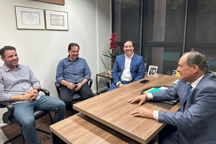 Imagem: Deputado Zé Teixeira recebe prefeitos no gabinete parlamentar