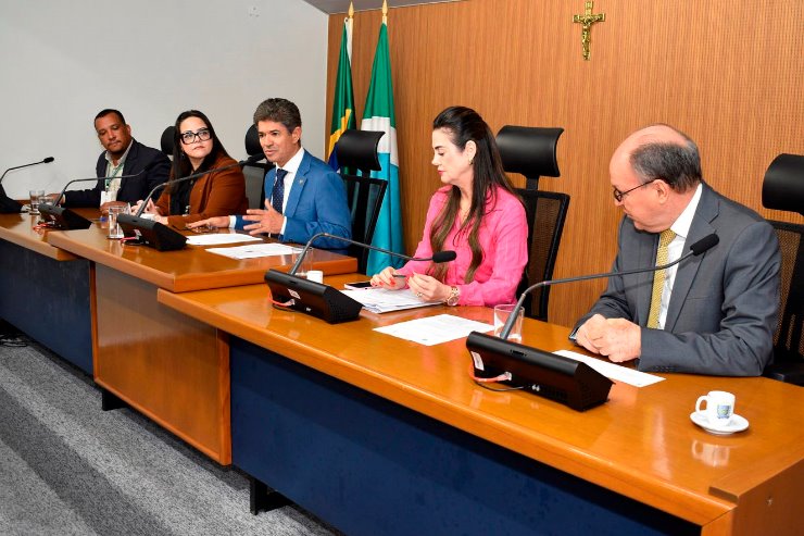 Imagem: Membros da Comissão de Educação receberam os acadêmicos no Plenarinho 