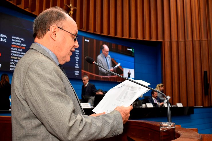 Imagem: Deputado Junior Mochi leu a minuta da ação que pede a suspensão até que se decida sobre a renovação do contrato de concessão