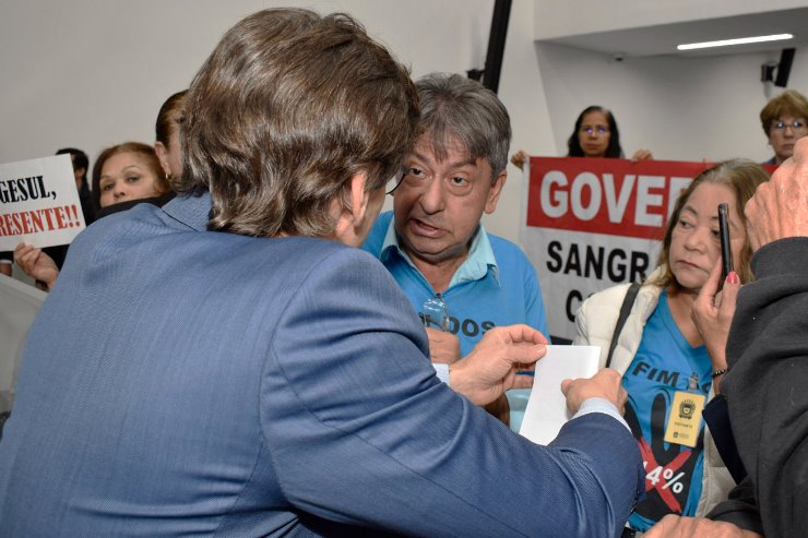 Imagem: Aposentados e pensionistas estiveram na ALEMS, reivindicando a isenção do desconto previdenciário de 14%