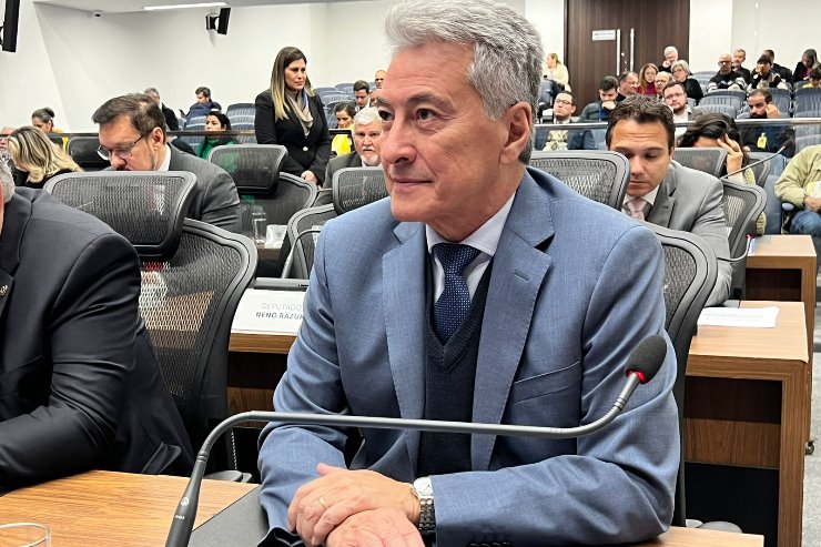 Imagem: Agora, a proposta, que recebeu 22 votos favoráveis, segue para análise das comissões de mérito antes de retornar ao plenário para segunda discussão