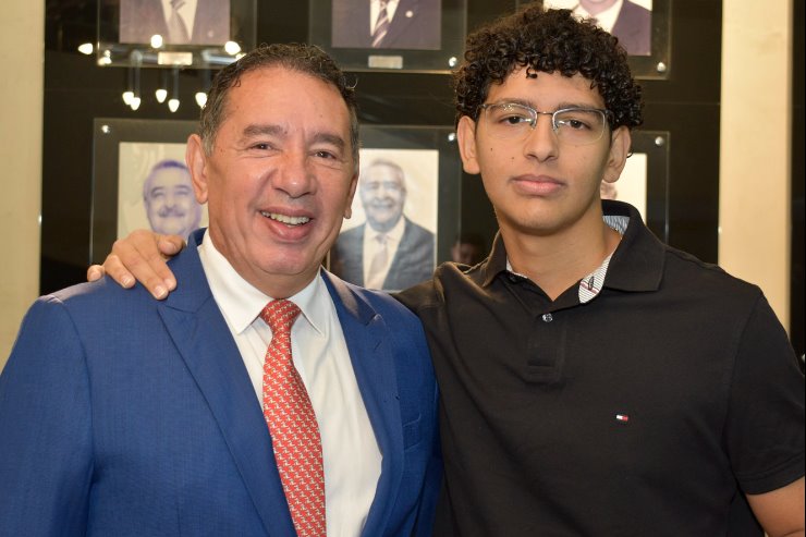 Imagem: Presidente Gerson Claro e um de seus filhos durante a celebração alusiva ao Dia dos Pais 