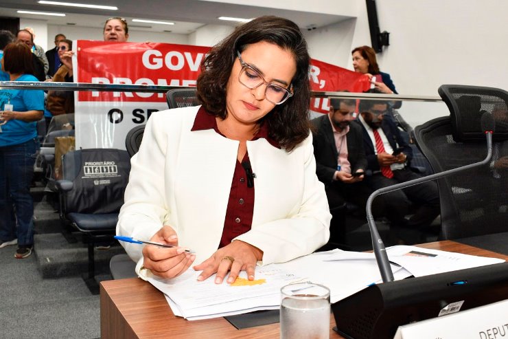 Imagem: O seminário promoverá um debate aberto reunindo professores, juventude, sindicalistas e membros da comunidade.