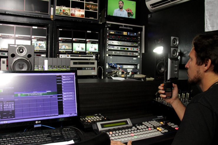 Imagem: Com programação aberta das 7h às 24h, a TV ALEMS informa ao cidadão sobre o trabalho parlamentar e de todas as atividades realizadas na Casa de Leis. 